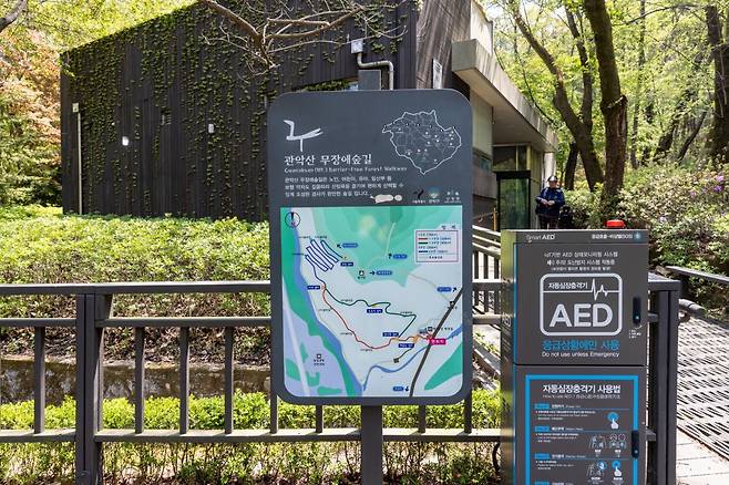 누구나 슆게 산행을 즐길 수 있는 관악산 무장애 숲길  입구.  880m의 1코스와 1020m의 2코스가 있다     사진제공｜서울관광재단