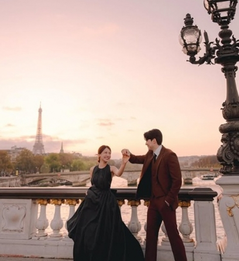 프랑스 출신 방송인 로빈 데이아나(오른쪽)와 가수 출신 김서연의 웨딩 화보. 사진 로빈 SNS 캡처