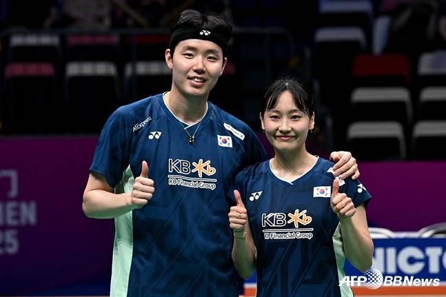 혼합 복식에서 승리 후 세리머니하는 서승재(왼쪽)와 채유정. /AFPBBNews=뉴스1