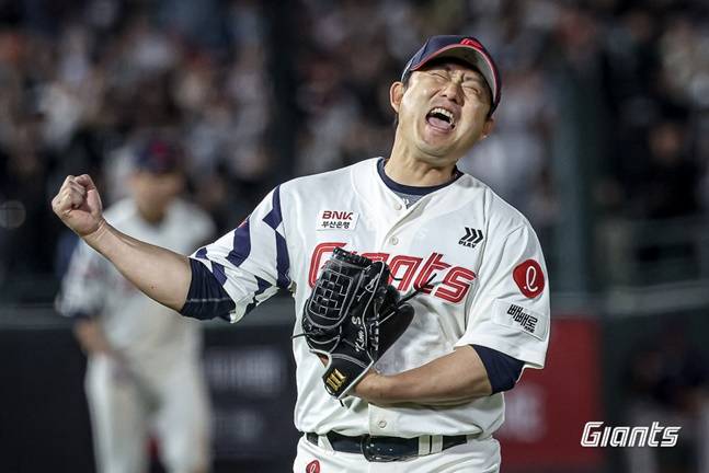 Lotte Kim Sang-soo celebrates the final out⁢ against the NC Dinos.