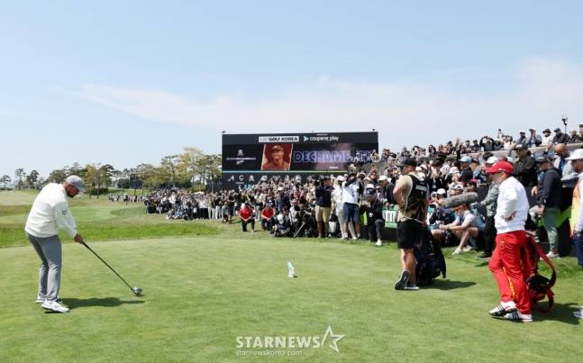 디섐보(왼쪽)과 구름 관중들 사이에서 드라이버 티샷을 날리고 있다. /사진=임성균 기자