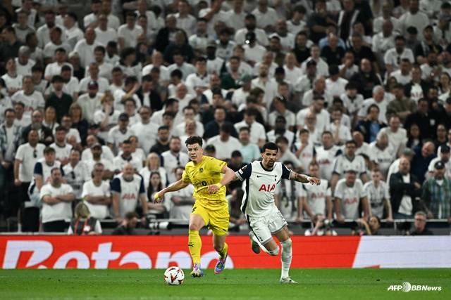 경기에 집중하는 도미닉 솔란케(오른쪽). /AFPBBNews=뉴스1