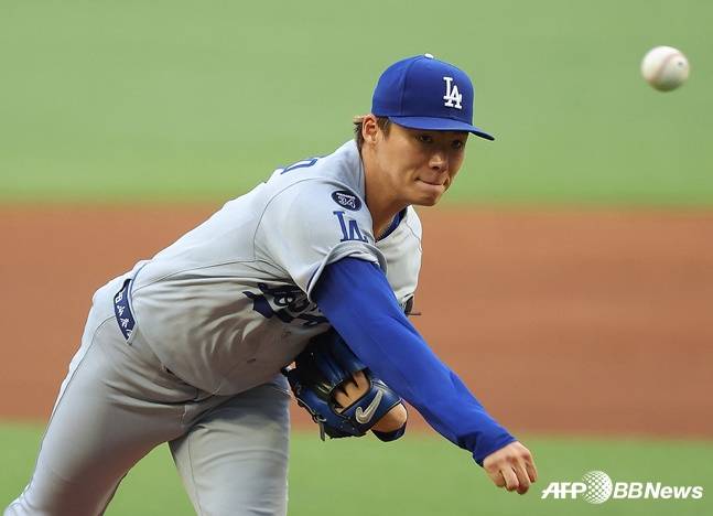 LA 다저스 야마모토 요시노부가 3일 애틀랜타 브레이브스전 선발 등판해 역투하고 있다. /AFPBBNews=뉴스1