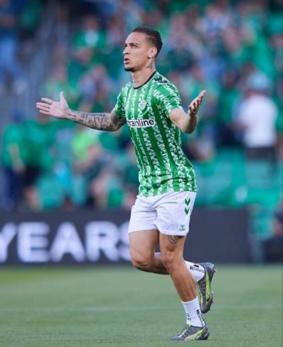 경기 잔 몸을 푸는 안토니. /사진=레알 베티스 SNS