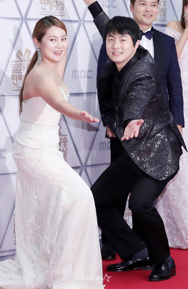 개그우먼 박나래, 웹툰작가 기안84가 29일 오후 서울 마포구 상암동 MBC 미디어센터에서 열린 '2017 MBC 연예대상' 레드카펫 행사에 참석해 포즈를 취하고 있다. /사진=김창현 기자 chmt@