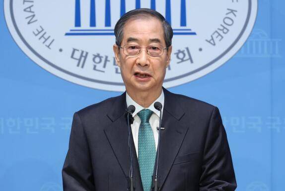 한덕수 전 국무총리가 5월 2일 서울 여의도 국회 소통관에서 대선 출마 기자회견을 하고 있다. 뉴시스