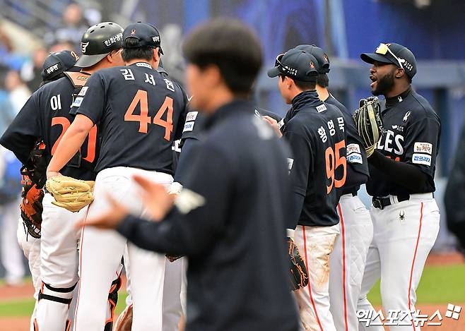 5일 오후 대구삼성라이온즈파크에서 열린 '2025 신한 SOL Bank KBO리그' 한화 이글스와 삼성 라이온즈의 경기, 한화가 문현빈의 역전 스리런 홈런에 힘입어 삼성에 7:6 역전승을 거두며 4연패에서 탈출했다.  이날 경기에서 승리한 한화 선수들이 기뻐하고 있다. 엑스포츠뉴스 DB