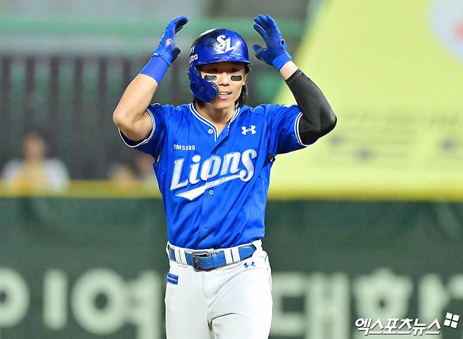 삼성 라이온즈 김성윤이 올해 정규시즌 경기에서 적시타를 친 뒤 세리머니하고 있다. 엑스포츠뉴스 DB