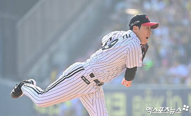 22일 오후 서울 송파구 잠실야구장에서 열린 '2025 신한 SOL Bank KBO리그' 롯데 자이언츠와 LG 트윈스의 경기, 8회초 LG 박명근이 역투하고 있다. 엑스포츠뉴스 DB