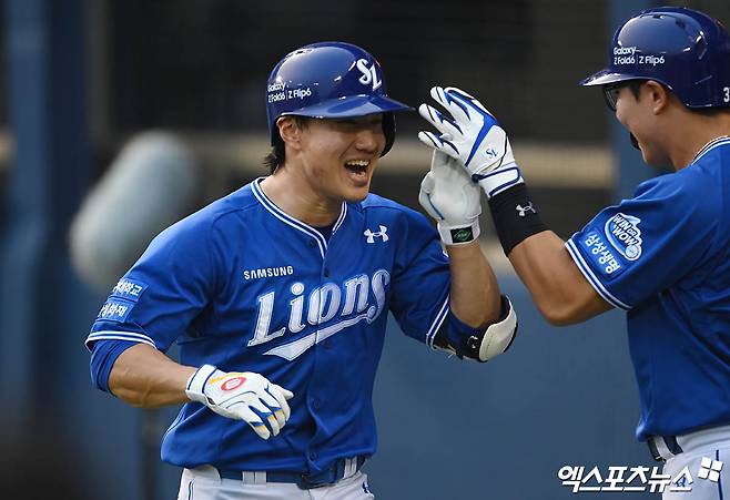 삼성 라이온즈 외야수 이성규가 지난해 정규시즌 경기에서 홈런을 친 뒤 기뻐하고 있다. 엑스포츠뉴스 DB