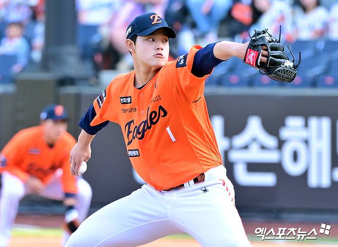 26일 오후 대전 한화생명 볼파크에서 열린 '2025 신한 SOL Bank KBO리그' KT 위즈와 한화 이글스의 경기, 1회초 한화 선발투수 문동주가 공을 힘차게 던지고 있다. 엑스포츠뉴스DB