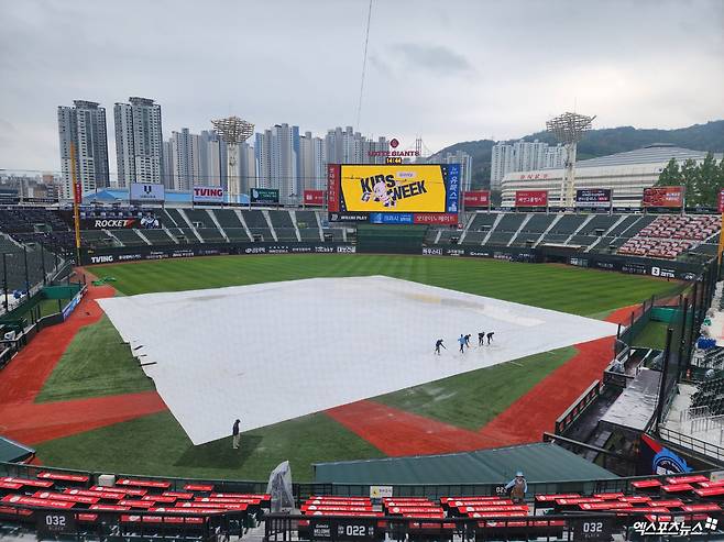 롯데와 NC는 3일 사직구장에서 '2025 신한 SOL Bank KBO 리그' 정규시즌 다섯 번째 맞대결을 앞두고 있다. 현재 그라운드 정비 작업이 진행 중이다. 사직, 박정현 기자