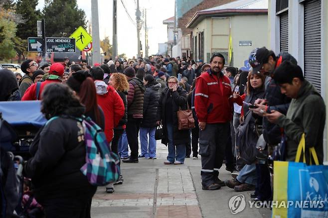 '강진' 건물 밖으로 나온 칠레 주민과 관광객 [푼타아레나스 AFP=연합뉴스. 재판매 및 DB 금지]
