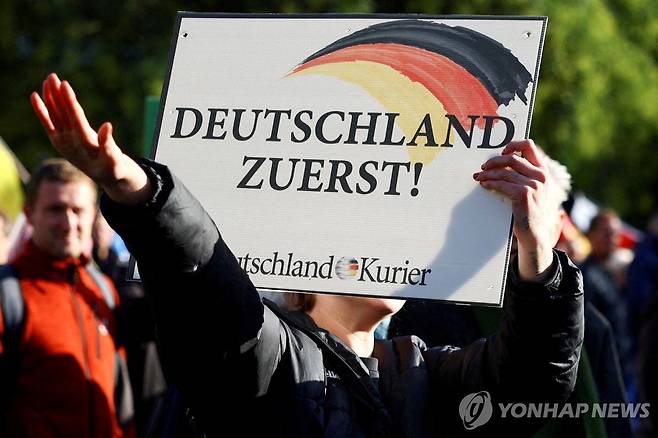 AfD 지지자 '나치 경례' [로이터 연합뉴스 자료사진. 재판매 및 DB 금지]