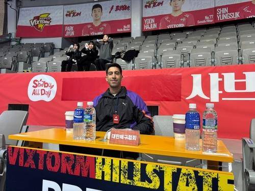 V리그 경기장을 찾아 선수들을 점검하는 라미레스 감독 [대한배구협회 제공. 재판매 및 DB 금지]