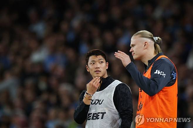 맨시티 엘링 홀란과 이야기 나누는 울버햄프턴 황희찬(왼쪽). [AFP=연합뉴스]