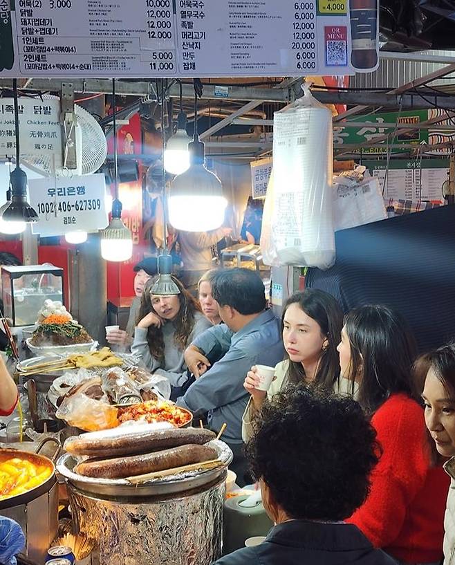김밥과 순대가 익숙한 외국인들 [사진/성연재 기자]