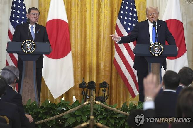 도널드 트럼프 미국 대통령과 이시바 시게루 일본 총리 [AP 연합뉴스 자료사진. 재판매 및 DB 금지]