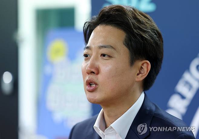 취재진 질문에 답하는 이준석 후보 (서울=연합뉴스) 김도훈 기자 = 개혁신당 이준석 대선후보가 1일 대학생들과의 소통을 위한 '학식먹자 이준석' 플랫폼 두번째 학교로 서울 동대문구 한국외국어대학교를 찾아 학생들과의 대화를 마친 뒤 취재진 질문에 답하고 있다. 2025.5.1 superdoo82@yna.co.kr