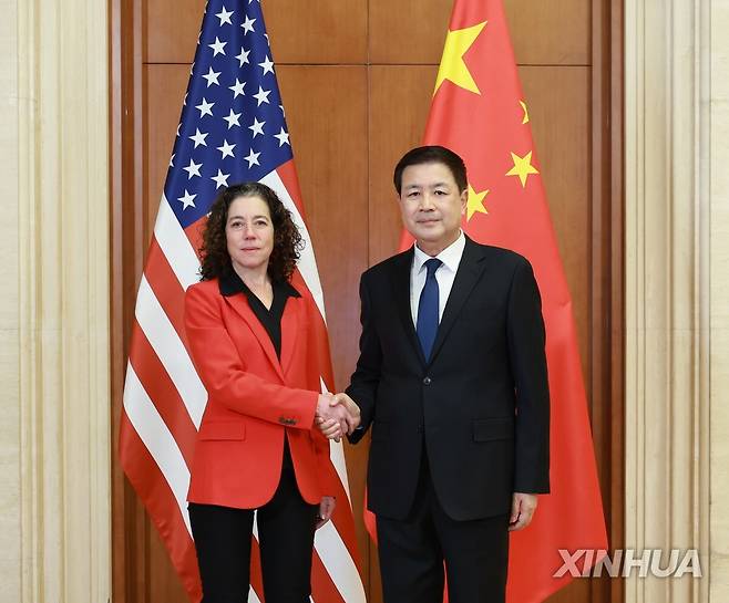 바이든 정부 때인 2024년 미측과 회담한 왕샤오훙(오른쪽) [신화 연합뉴스 자료사진. 재판매 및 DB 금지]