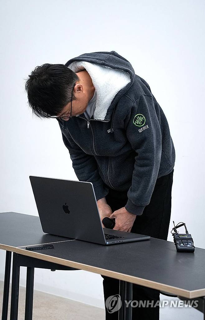 다시 고개 숙인 위믹스 김석환 대표 (성남=연합뉴스) 김주환 기자 = 김석환 위믹스 재단 (WEMIX PTE. LTD.) 대표가 3일 경기 성남시 테크1타워에서 긴급 기자 간담회를 열고 투자자들에게 고개를 숙여 사과하고 있다. 전날 디지털자산거래소 공동협의체(DAXA)는 거래 유의 종목으로 지정돼 있던 위믹스(WEMIX)를 상장 폐지하기로 결정했다. 2025.5.3 jujuk@yna.co.kr