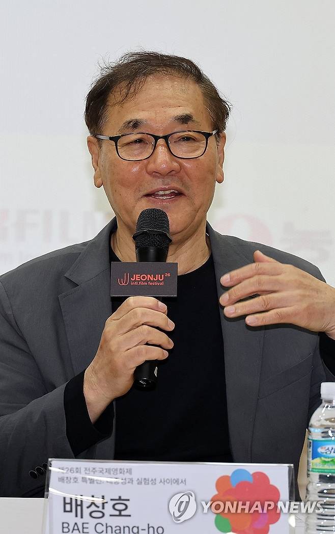 전주국제영화제 찾은 배창호 감독 (전주=연합뉴스) 나보배 기자 = 제26회 전주국제영화제 넷째 날인 3일, 전북 전주시 완산구 전주중부비전센터에서 열린 '배창호 특별전: 대중성과 실험성 사이에서' 기자회견에서 배창호 감독이 취재진의 질문에 답하고 있다. 2025.5.3 warm@yna.co.kr