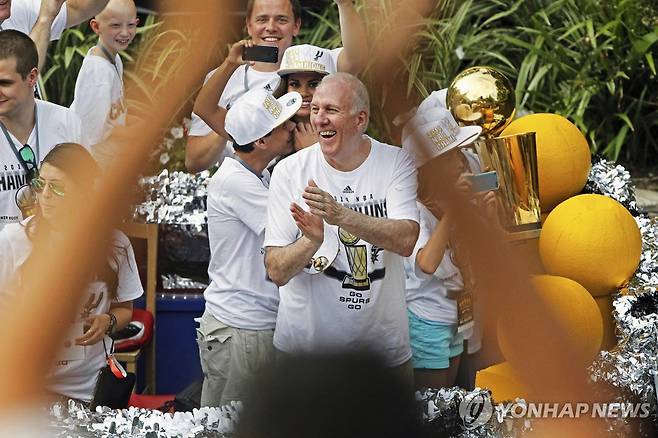 2014년 6월 우승 퍼레이드 때 그레그 포퍼비치 감독 [AP=연합뉴스 자료사진]