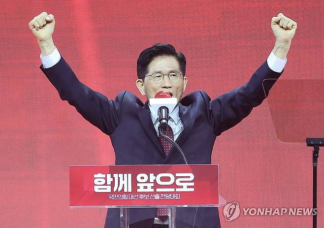 두 손 들어올리는 김문수 후보 (고양=연합뉴스) 박동주 기자 = 국민의힘 대선 후보로 선출된 김문수 후보가 3일 경기 고양시 킨텍스에서 열린 국민의힘 전당대회에서 수락 연설을 하고 있다. 2025.5.3 pdj6635@yna.co.kr