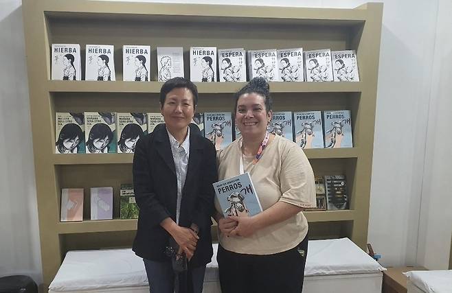 독자 나디아 씨와 사진 촬영하는 김금숙 작가 (부에노스아이레스=연합뉴스) 김선정 통신원 = 지난달 24일(현지시간) 제49회 부에노스아이레스 국제도서박람회 개막식에서 그래픽노블 '풀'의 김금숙 작가(왼쪽)가 독자와 기념사진을 찍고 있다. '풀'을 매우 감명 깊게 봤다는 나디아(41) 씨는 즉석에서 김 작가의 '개'를 구매하고 기념 촬영을 했다. 2025.5.3 sunniek8@yna.co.kr