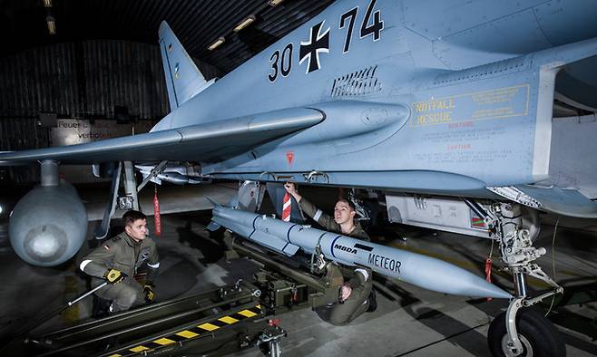 타이푼 전투기에 탑재된 미티어 미사일