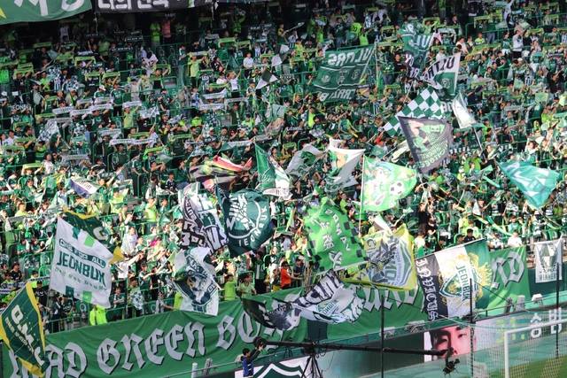 지난달 20일 전주월드컵경기장에서 열린 전북현대모터스FC와 대구FC 맞대결에서 경기장 응원석인 N석 서포터들이 깃발을 힘차게 흔들고 있다. 박현우 기자