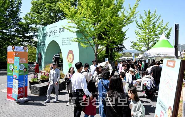 휴일인 4일 2025울산옹기축제가 열리고 울주군 외고산옹기마을 행사장을 찾은 가족단위의 관광객들이 즐거운 하루를 보내고 있다. 김경우기자 woo@ksilbo.co.kr