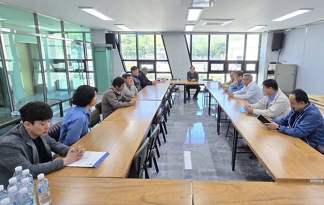 추진위원들이 진지하게 논의하고 있다./추진위사무국