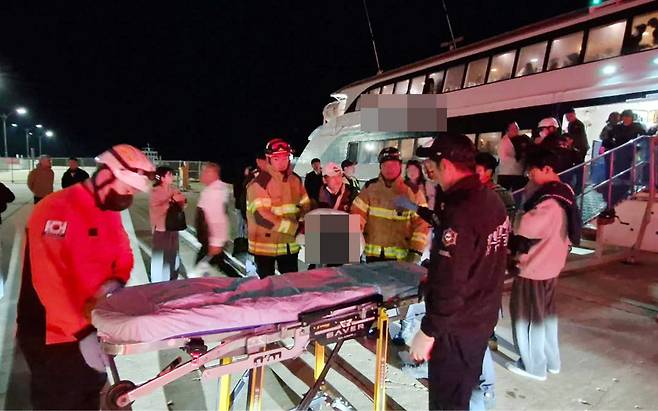 울릉119안전센터 대원들이 다친 환자를 이송하고 있다. /울릉119