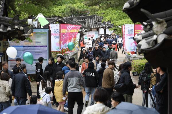 2025 문경찻사발축제가 3일 문경새재 야외공연장에서 개막식을 열고 9일간의 일정에 들어갔다.