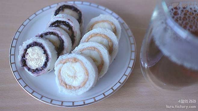 접시에 담긴 바나나식빵롤