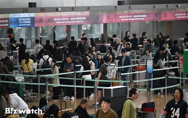 황금연휴를 앞둔 지난 2일 오전 인천국제공항 제1여객터미널 출국장이 여행객들로 붐비고 있다./사진=이명근 기자 qwe123@
