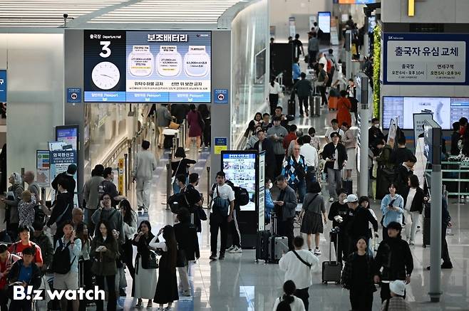 황금연휴를 앞둔 지난 2일 오전 인천국제공항 제1여객터미널 출국장이 여행객들로 붐비고 있다./사진=이명근 기자 qwe123@
