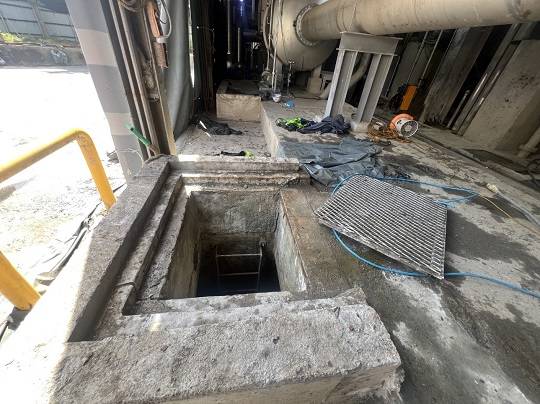 4일 오전 근로자 5명이 쓰러지는 사고가 발생한 전주의 한 제지공장 맨홀 (사진/전북소방 제공)