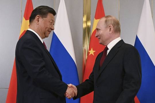 지난해 7월 시진핑 중국 국가주석과 블라디미르 푸틴 러시아 대통령이 카자흐스탄 아스타나에서 열린 상하이협력기구 정상회의서 참석해 악수하고 있다.(사진/뉴시스)