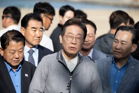 ‘골목골목 경청투어 : 동해안벨트편’에 나선 이재명 더불어민주당 대통령 후보가 3일 오후 강원 삼척시 삼척해수욕장에서 지지자들과 인사를 나눈 후 백브리핑을 하고 있다.(사진=뉴스1)