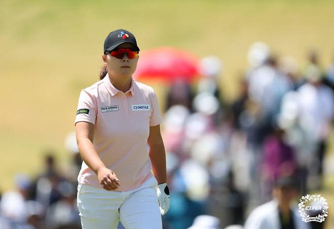 홍정민이 4일 열린 KLPGA 투어 크리스에프앤씨 KLPGA 챔피언십 마지막 날 4라운드 5번홀에서 퍼트를 끝낸 뒤 다음 홀로 이동하고 있다. (사진=KLPGA)