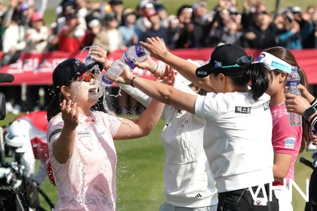 홍정민이 4일 KLPGA 챔피언십 우승을 확정한 후 동료들의 축하를 받고 있다.