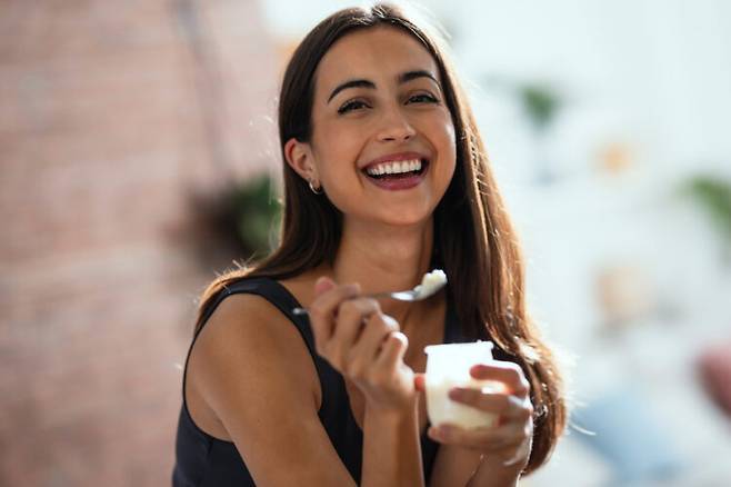 요구르트에 들어있는 발효균은 장내 유익균에 영향을 미쳐 세로토닌, 도파민 등 기분을 좋게 하는 신경 전달 물질을 생산하는 데 도움이 된다. [사진=클립아트코리아]