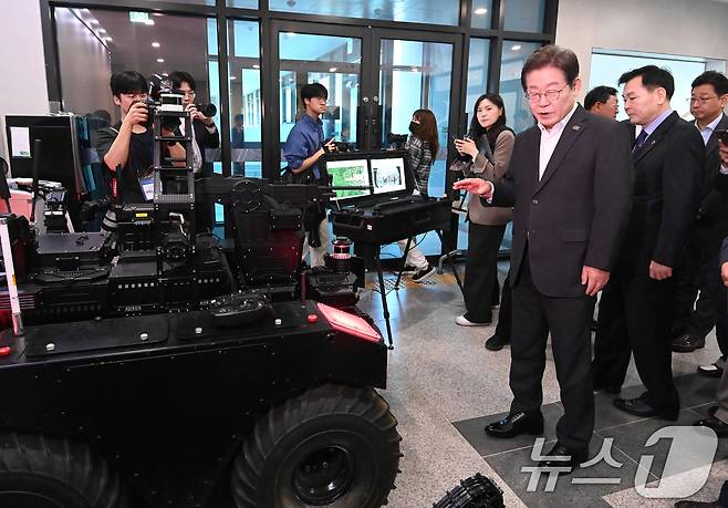 이재명 더불어민주당 대선 경선 후보가 17일 오전 대전 유성구 국방과학연구소를 방문해 개발 중인 무기체계를 살펴보고 있다. 2025.4.17/뉴스1 ⓒ News1 국회사진취재단