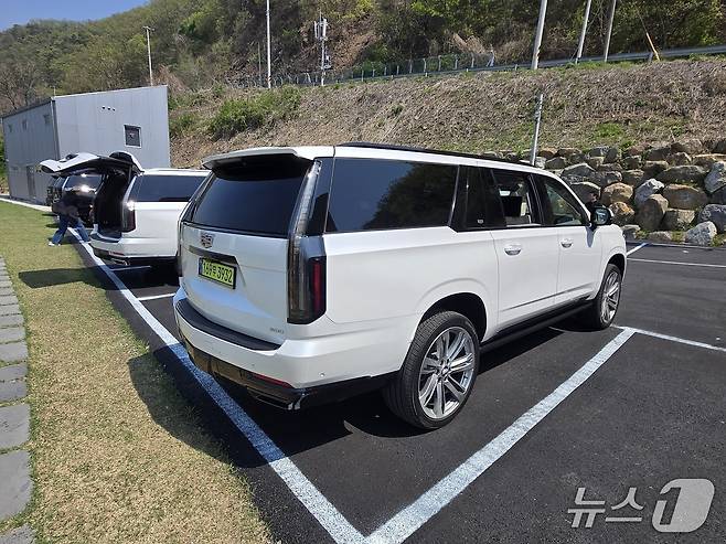 지난달 25일 강원 춘천의 한 카페에서 촬영한 캐딜락 '더 뉴 에스컬레이드'(ESV) '스포트 플래티눔' 트림 후면·측면부. 2025.04.25/ 뉴스1 김성식 기자