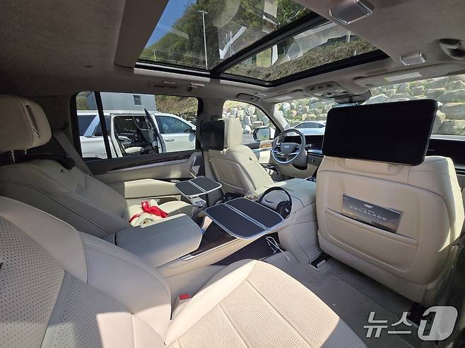 지난달 25일 강원 춘천의 한 카페에서 촬영한 캐딜락 '더 뉴 에스컬레이드'(ESV) '스포트 플래티눔' 트림 2열 내부 모습.14방향 전동 파워시트와 접이식 트레일 테이블 등이 포함된 '2열 이그젝큐티브 시트' 패키지가 기본 적용됐다. 2025.04.25/뉴스1 김성식 기자