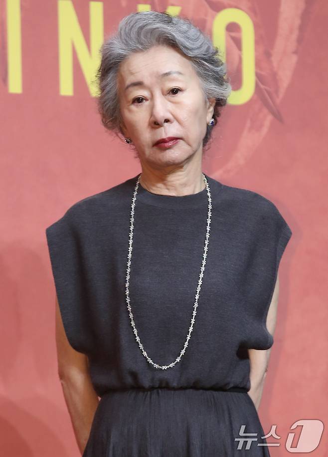 배우 윤여정이 23일 서울 강남구 그랜드 인터컨티넨탈 서울 파르나스에서 열린 Apple TV+ '파친코' 시즌 2 프레스 컨퍼런스에서 포즈를 취하고 있다. 2024.8.23/뉴스1 ⓒ News1 권현진 기자
