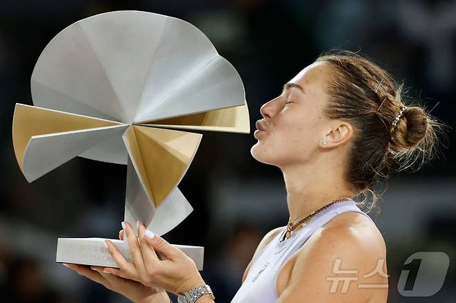 마드리드오픈에서 우승한 사발렌카. ⓒ AFP=뉴스1