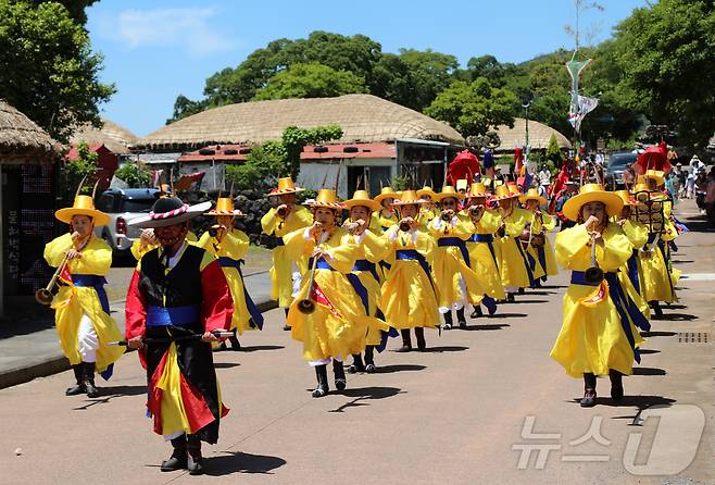 지난해 4월 18일 오후 제주 서귀포시 표선면 성읍민속마을에서 정의현감 행차 재현 행사가 열리고 있다.2024.5.18./뉴스1 ⓒ News1 오미란 기자